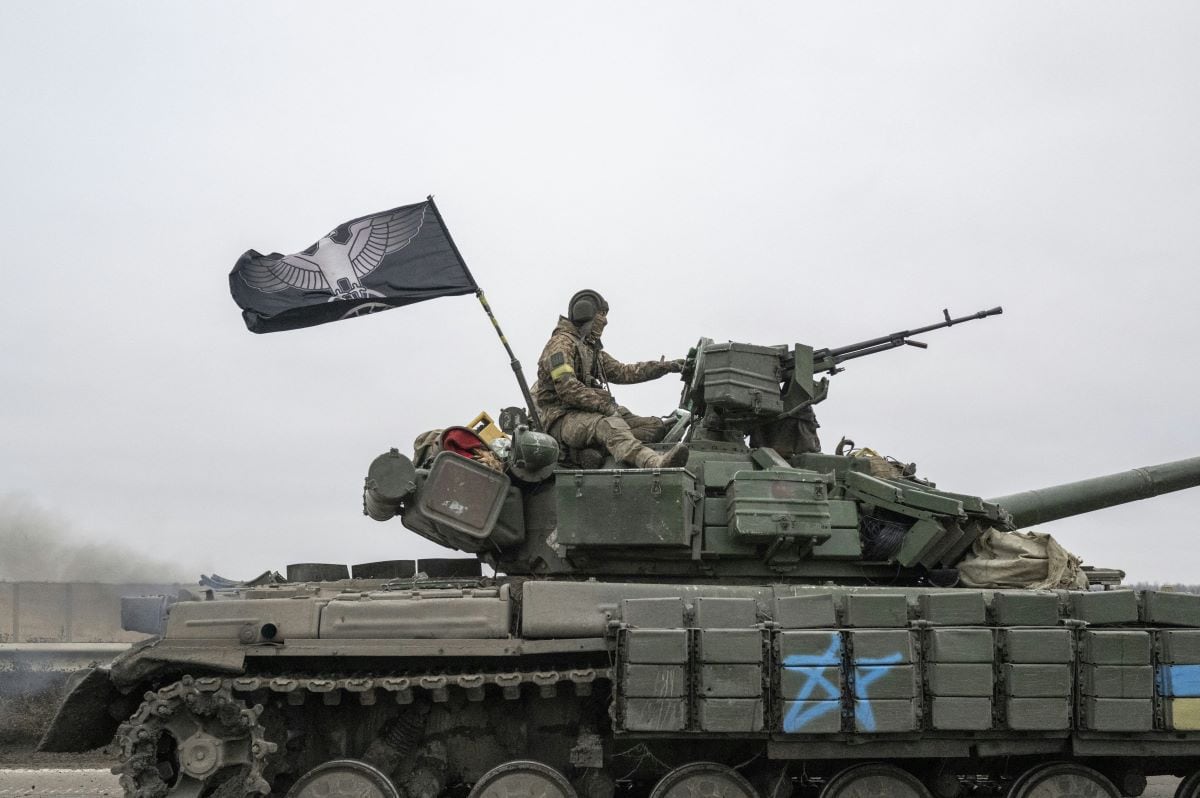Ukrainian army tanks advance towards the war front line in Kherson on November 18, 2022. (BULENT KILIC / AFP).