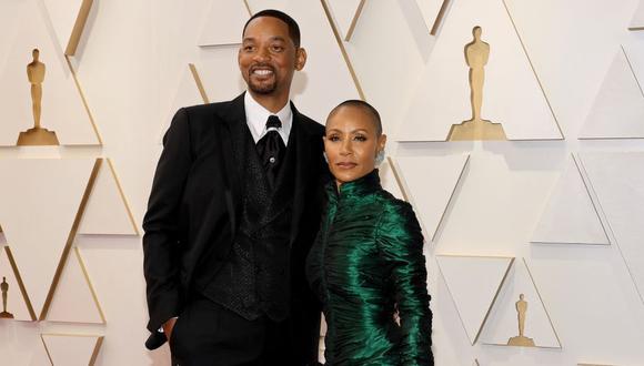 Will Smith posa junto a su esposa, Jada Pinkett Smith, en la ceremonia de los Premios Oscar 2022.