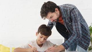 ¿Tu hijo empezó clases?: 5 consejos para motivarlo a mejorar su desempeño escolar