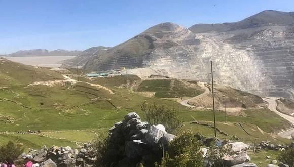 Comuneros ingresaron a terrenos de la mina Las Bambas el pasado 14 de abril y armaron tiendas de campaña dentro de la propiedad, incluso cerca del enorme tajo abierto del yacimiento minero. (Foto archivo GEC)