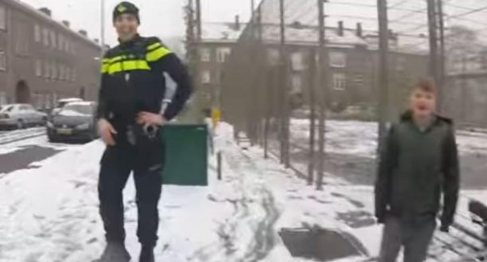 Este policía participó en épica batalla de nieve con niños de su vecindario. (Foto: captura YouTube)