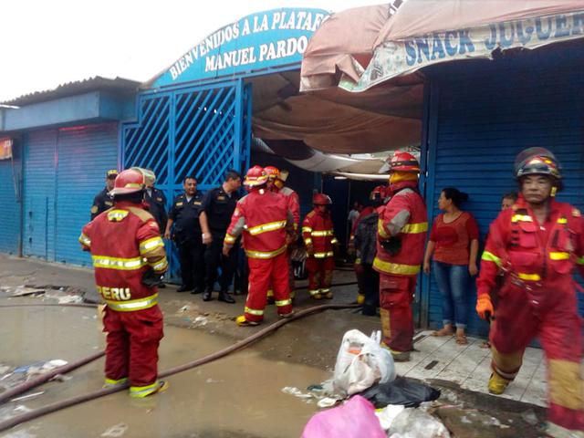 Tres compañías de bomberos atendieron la emergencia. (Fotos: Bomberos Pimentel/La Página)