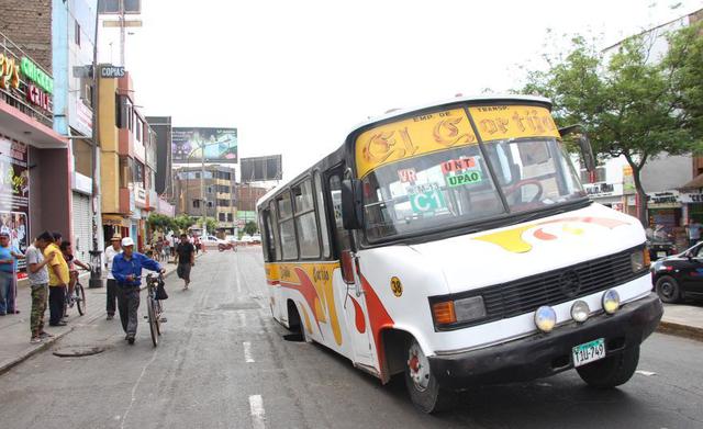 Trujillo: pista se abre y microbús se hunde con 30 pasajeros - 3