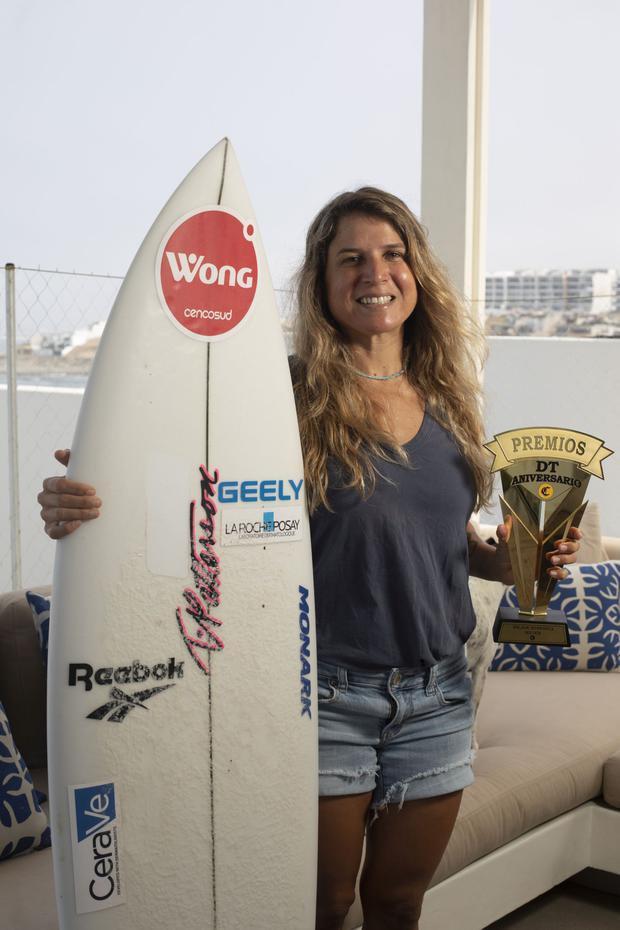 Sofía Mulanovich feliz con el Premio DT Aniversario como la mejor surfista en los últimos 30 años. (Foto: César Campos)