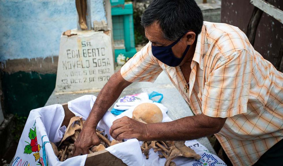 El cementerio Pomuch se encuentra en el poblado del estado de Campeche, en el sureste mexicano. Esta antigua tradición maya llama la atención de toda persona, ya que cada año por el Día de los Muertos sacan los cadáveres de sus ataúdes para limpiar sus huesos. (Foto: Shutterstock)