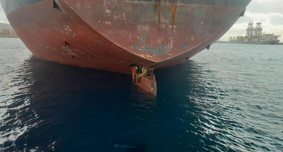 Salvamento Marítimo de España rescató a tres polizones que viajaron 11 días desde Nigeria en la pala del timón de un petrolero. (EFE).