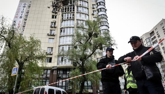 Agentes de policía graban con cinta adhesiva un bloque de apartamentos dañado por los escombros de la explosión de un dron ruso en Kiev, Ucrania, el 08 de mayo de 2023. (Foto: EFE/EPA/OLEG PETRASYUK)
