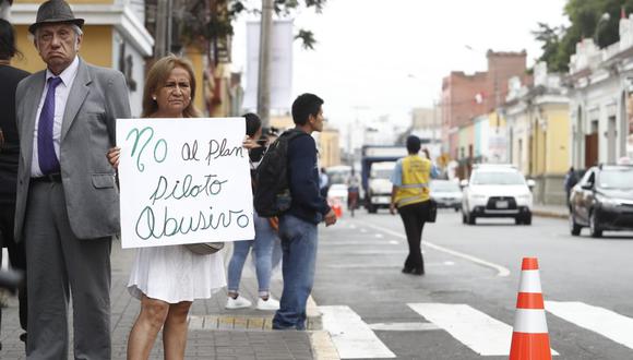 Vecinos realizaron un plantón en las primeras cuadras de la avenida Grau en Barranco para protestar por el plan piloto de reordenamiento vial. (Foto: César Campos / GEC)