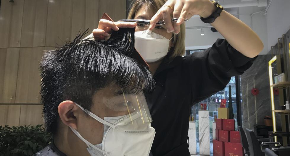 Únicamente 130 peluquerías en Beijing recibieron permiso para operar el lunes, una pequeña fracción de las más de 20.000 en la capital china, comentó  Fu Jun, fundador de JF Pro Salon. (AP)