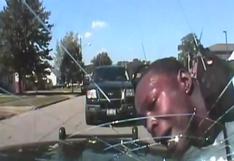 Un policía rompe un parabrisas con la cara de un afroamericano