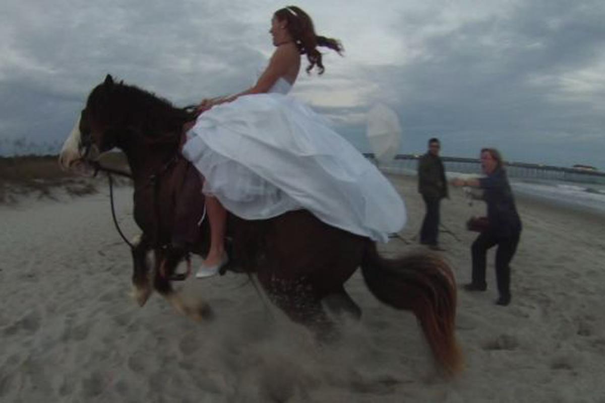 Montar a caballo en tu noche de bodas puede ser una mala idea, REDES-SOCIALES