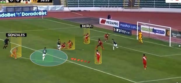Peruvian national team: this is how the red-white was stopped before the Bolivian goal.  Cueva tried to block the shot, but it was too late.