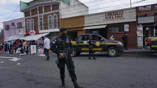 Policía choca con manifestantes que exigen renuncia de presidente de Guatemala