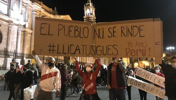El último domingo, manifestantes marcharon por las calles de Arequipa con cartel que decía #LlicaTuSigues. (Foto: Zenaida Condori)