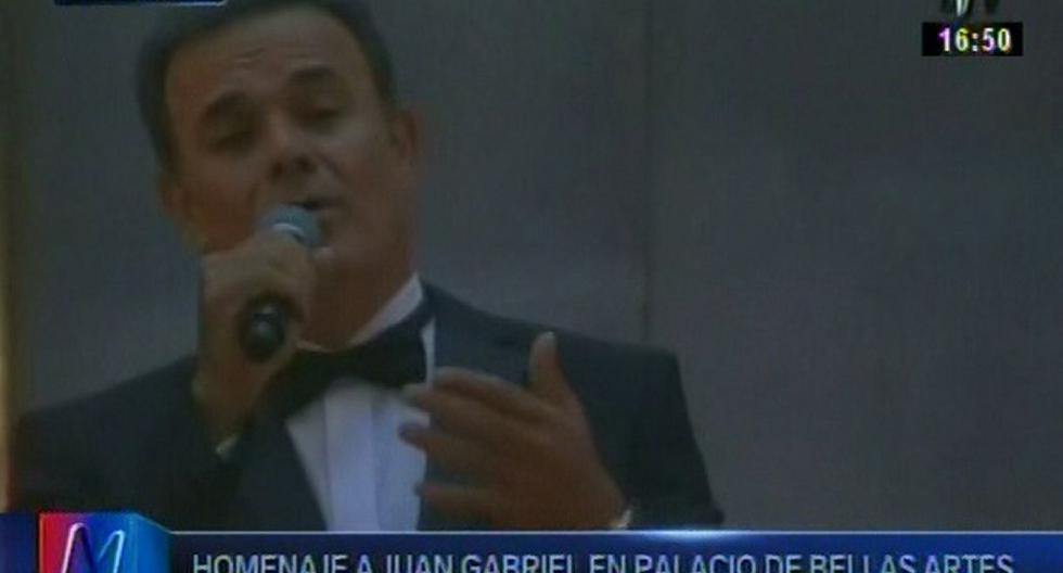 El tenor mexicano Fernando de la Mora, emocionado tras cantar en homenaje a Juan Gabriel en el Palacio de las Bellas Artes. (Foto: Captura Canal N)