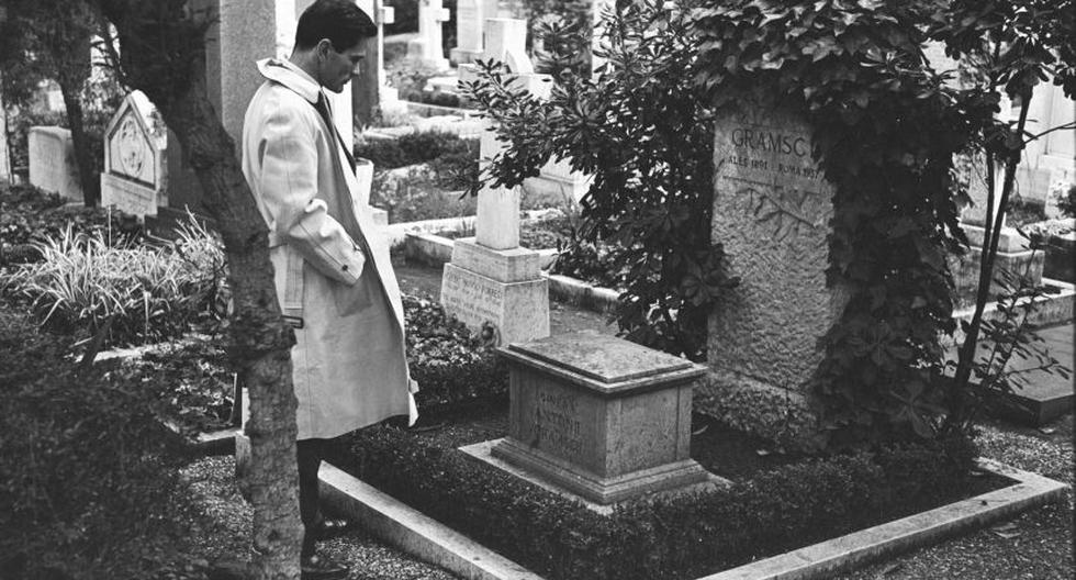 Pier Paolo Pasolini visita la tumba de Antonio Gramsci. (Foto: Wikimedia)
