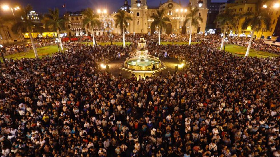 Miles de personas disfrutan de la serenata a Lima en la Plaza de Armas de la capital. (Foto: Municipalidad de Lima)