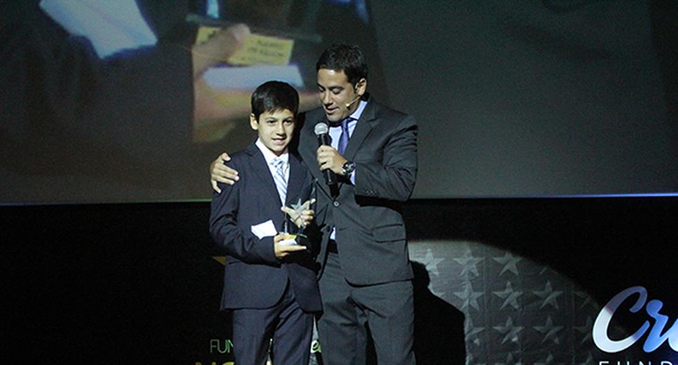 Ignacio Bellina acompañado de Óscar Del Portal en su premiación. (Foto: La Nueve)