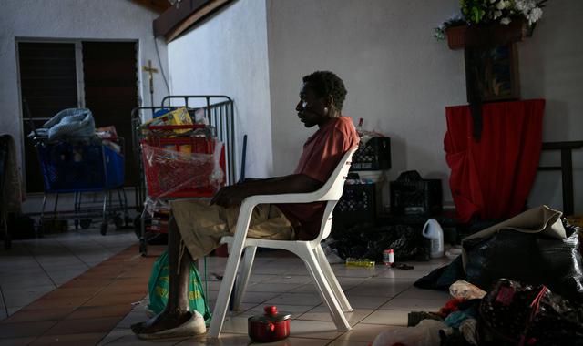Berman Baptiste, un residente de las islas Ábaco, se sienta dentro de una iglesia dañada que sirve como refugio para las personas que perdieron sus hogares por el paso del huracán Dorian. (REUTERS / Loren Elliott).