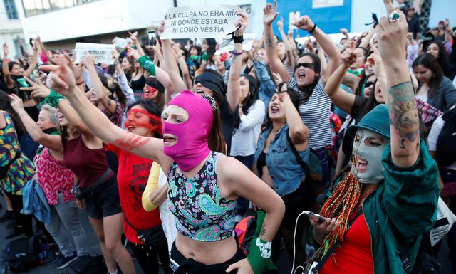 Las manifestantes gritan consignas contra las fuerzas de seguridad durante una protesta contra el gobierno de Chile en Valparaíso. (REUTERS / Rodrigo Garrido).