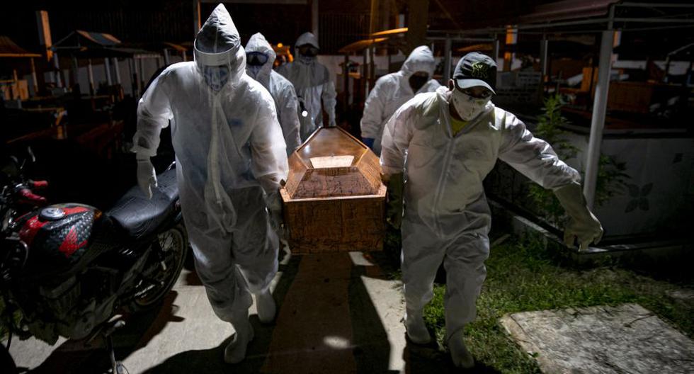 En esta foto de archivo tomada el 30 de mayo de 2020, sepultureros con ropa protectora llevan el ataúd de una víctima del nuevo coronavirus COVID-19 para su entierro en el Cementerio Municipal Recanto da Paz en la ciudad de Breves, al suroeste de la Isla Marajo, Brasil. (Foto de Tarso SARRAF / AFP).