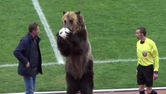 World Animal Protection denunció el show que realizó un oso pardo en un duelo del ascenso de Rusia. El grupo aseguró que "se han usado métodos crueles de entrenamiento". (Foto: captura de video)