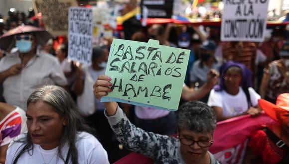 Miles de personas marchan para exigir mejores condiciones laborales durante la conmemoración del Día Internacional de los Trabajadores, el 1 de mayo, en las calles de Caracas, Venezuela. (Foto de Miguel Gutiérrez / EFE)