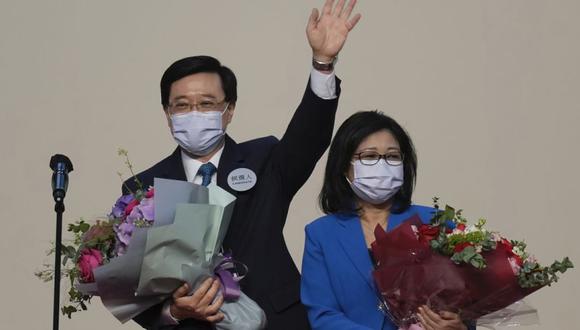 John Lee, a la izquierda, exfuncionario número 2 en Hong Kong y el único candidato para el puesto más alto de la ciudad, celebra con su esposa después de declarar su victoria en las elecciones para jefe ejecutivo de Hong Kong.