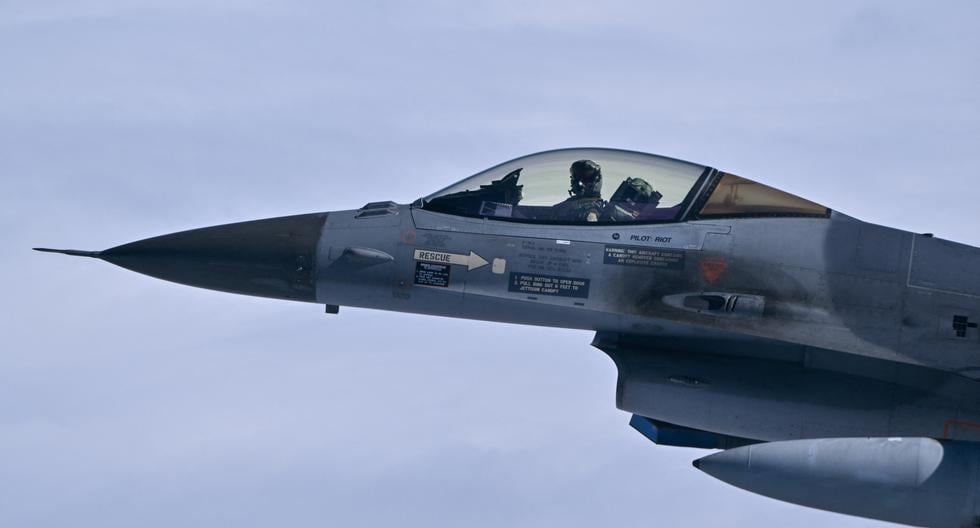 Un avión de combate F-16 de la Fuerza Aérea de los Países Bajos participa en un ejercicio de la OTAN el 4 de julio de 2023. (Foto de John THYS / AFP).