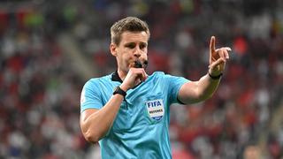 ¿Quién es Daniel Siebert, el árbitro que no le cobró dos penales a Uruguay y lo dejó fuera de la Copa del Mundo?