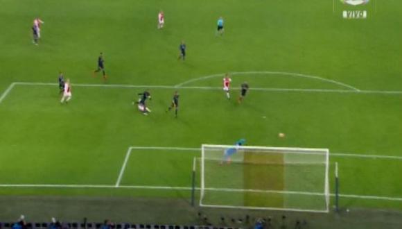 Real Madrid vs. Ajax: Tadić asustó al conjunto español con este remate que dio en el poste. (Foto: captura)