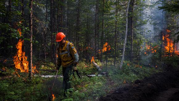 Un bombero combate las llamas de un incendio forestal en Rusia, el 26 de julio de 2021. (Foto: Dimitar DILKOFF / AFP)