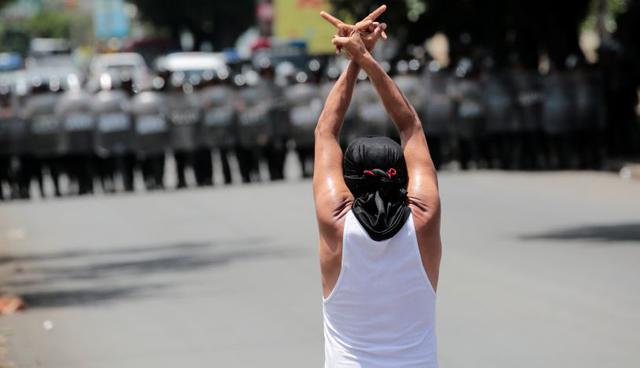"Queremos la salida de Ortega porque mucho daño le ha hecho a Nicaragua. Pedimos se adelanten las elecciones" del 2021 al 2019, dijo Javier Franco, de 49 años.&nbsp; | Foto: Reuters