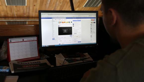 Mensajes de odio y violencia son difundidos en las redes sociales como Facebook. (Foto: AP)