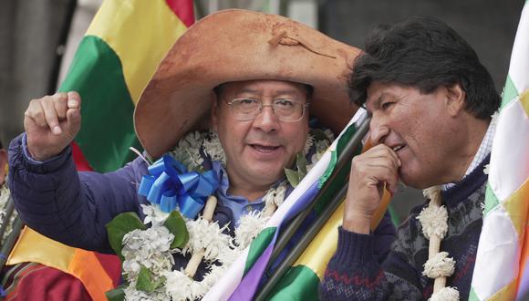 El presidente boliviano Luis Arce (izq.) y el expresidente (2006-2019) Evo Morales hablan durante una manifestación en apoyo al gobierno, en La Paz.