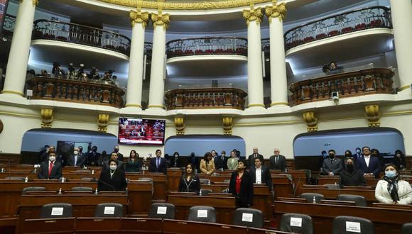 El Congreso guardó un minuto de silencio por el fallecimiento, en el Vraem, del suboficial del Ejército Edin Vásquez y del oficial de mar Marden Valqui. (Foto: Congreso)