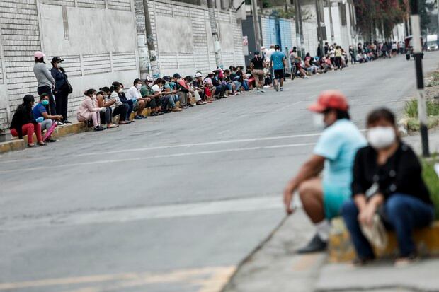 Largas colas en los diferentes bancos de Lima para recibir el bono de S/ 380 por la emergencia nacional por coronavirus (Foto: GEC)