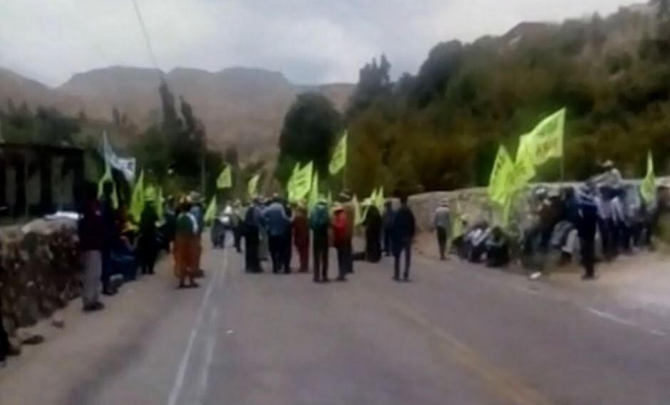 Los dirigentes han dado inicio del bloqueo de la carretera Binacional, desde el kilómetro 24. La paralización impide el ingreso de vehículos en el tramo que une a Tacna con la provincia. (Imagen: Canal N)