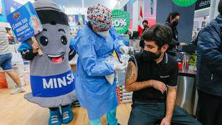 Minsa instala punto de vacunación contra el COVID-19 y la influenza en la Feria Internacional del Libro de Lima 