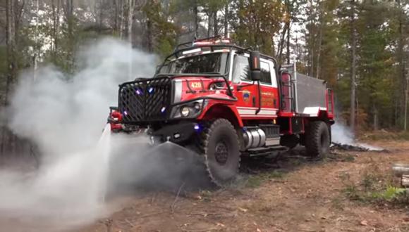 Este camión de bomberos lleva 7.500 litros de agua [VIDEO]