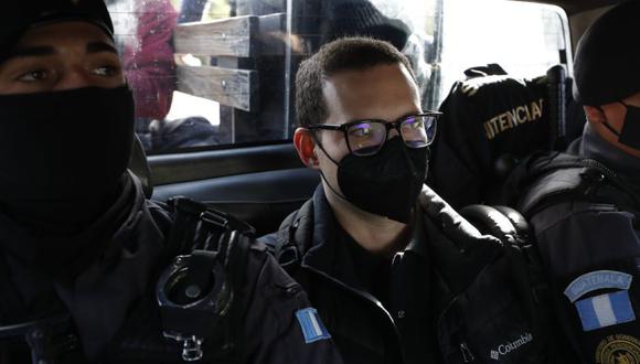 Autoridades custodian a Luis Enrique Martinelli Linares (centro), hijo del expresidente panameño Ricardo Martinelli, mientras es extraditado hacia los Estados Unidos, en Ciudad de Guatemala (Guatemala). (Foto: EFE/ Esteban Biba).