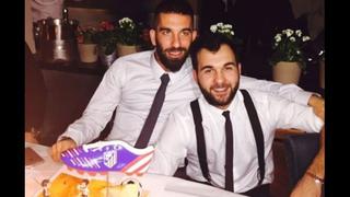 Arda Turan recibió torta en forma de chimpún por su cumpleaños