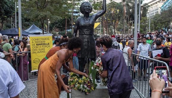 La imagen de la activista asesinada en 2018 Marielle Franco fue instalada en la plaza Buraco do Lume, en Rio de Janeiro. (Foto: André Coelho / EFE)