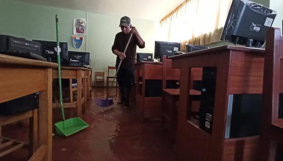 La sala de cómputo en el colegio quedó inundada por las fuertes lluvias. (Foto: Leonardo Cuito)