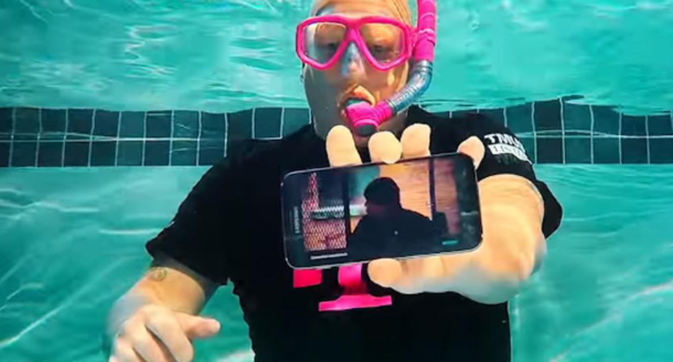 La resistencia al agua del Samsung Galaxy S7 quedó demostrada en este curioso video que se ha vuelto viral en YouTube. (Foto: Captura)