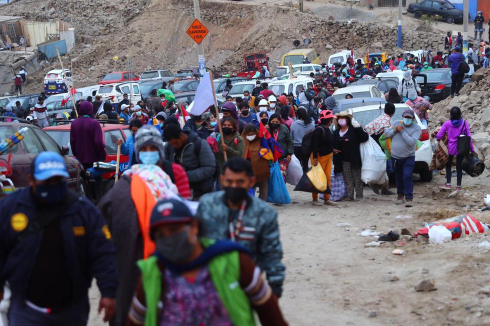 Más de 2.000 miembros de la Policía Nacional ejecutaron la mañana de este miércoles, el desalojo de los miles de invasores que ocuparon el Morro Solar, en el distrito de Chorrillos, una zona que es considera intangible. El traslado se dio de manera ordenada y sin grandes enfrentamientos. (Fotos: Joel Alonzo / @photo.gec)