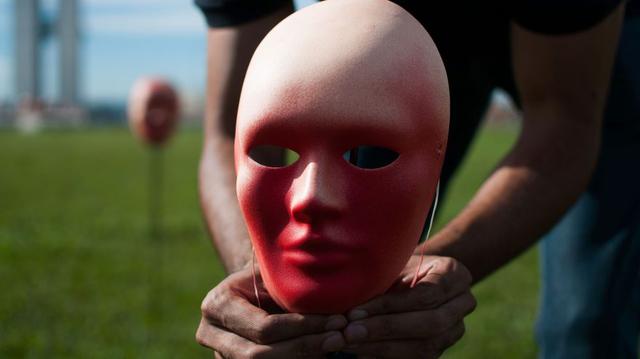 Solo 95 de ellos no tienen el rostro coloreado, simbolizando los que no estarían coludidos con el crimen. (Foto: AFP)
