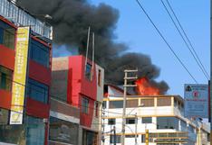 Incendio consumió el quinto piso de edificio comercial en Chimbote
