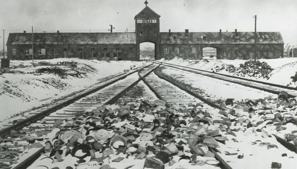 La rampa de descarga y la puerta principal llamada 'Puerta de la Muerte' en el antiguo campo de concentración y exterminio nazi alemán Auschwitz II- Birkenau en Brzezinka, Polonia, febrero/marzo de 1945.