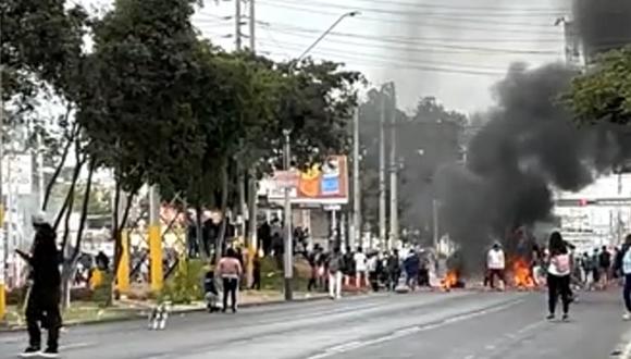 Manifestantes bloquean tramo de la Panamericana Sur en Ica. (Foto: América Noticias)